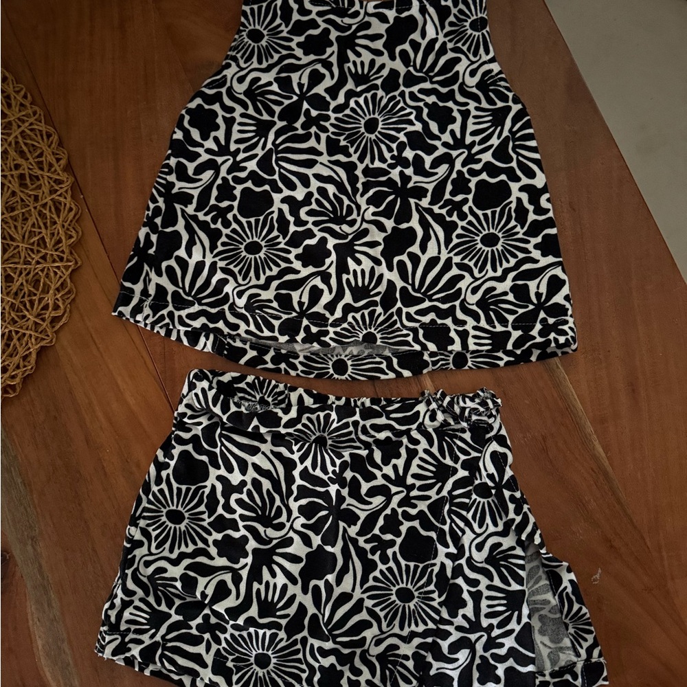 NWOT Vince Camuto Monochrome Floral Skirt